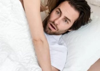 Mulher trai marido com irmão gêmeo dele e homem não sabe se é o pai