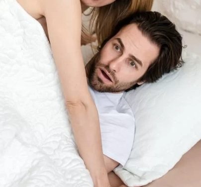 Mulher trai marido com irmão gêmeo dele e homem não sabe se é o pai