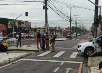 CRIANÇA É ARREMESSADA DE CARRO EM ACIDENTE COM VIATURA DA PM