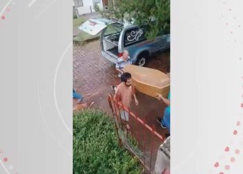 SOGRO GANHA CAIXÃO DE PRESENTE DO GENRO E COLOCA COMO DECORAÇÃO NA SALA: ‘PASSO ATÉ ÓLEO DE PEROBA’