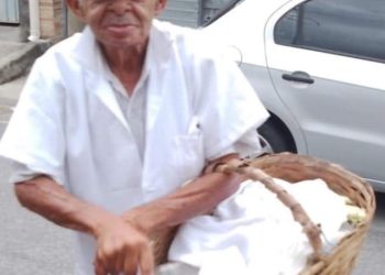 Incrível história de seu João, o vendedor de pamonhas de 90 anos.