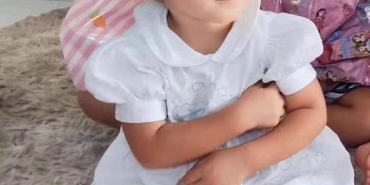 Criança de 3 anos morre após se esconder embaixo de carro e ser atropelada.