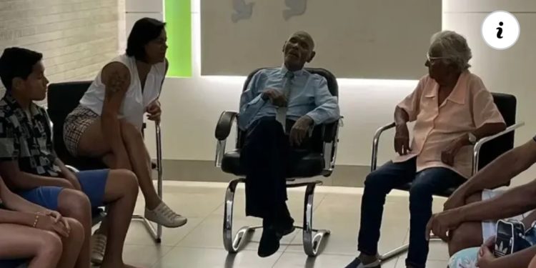 Idoso de 96 anos é velado sentado em poltrona como última homenagem