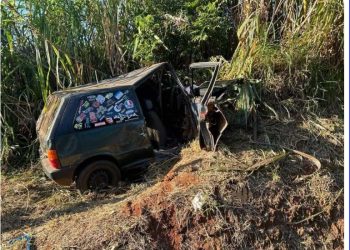 Fiat Uno com oito pessoas bate em barranco e bebe morre em rodovia do Paraná