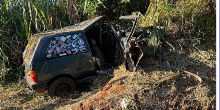 Fiat Uno com oito pessoas bate em barranco e bebe morre em rodovia do Paraná