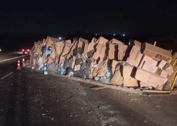 Carreta dos Correios com doações para o Rio Grande do Sul tomba