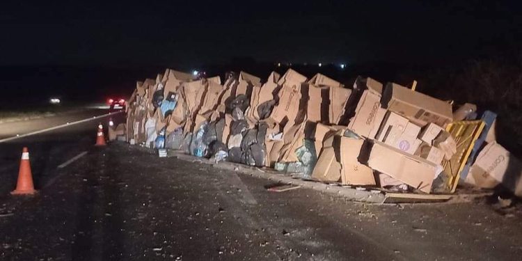 Carreta dos Correios com doações para o Rio Grande do Sul tomba