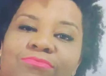 MULHER MORTA a FACADAS NO PR FOI SOCORRIDA COM a FACA CRAVADA NO PESCOÇO