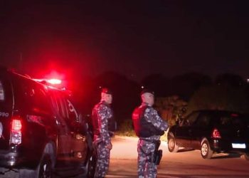 Durante encontro, casal se depara com homem morto dentro de um carro em Curitiba