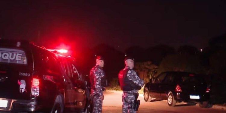 Durante encontro, casal se depara com homem morto dentro de um carro em Curitiba