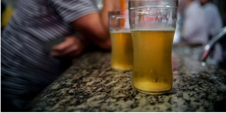 Maioria é a favor de aumentar preço de bebida alcoólica para reduzir consumo, diz pesquisa