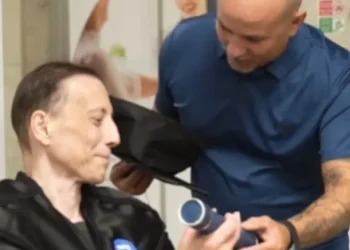 Aluno com câncer recebe diploma em hospital dias antes de morrer