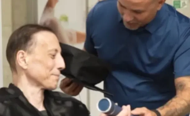 Aluno com câncer recebe diploma em hospital dias antes de morrer