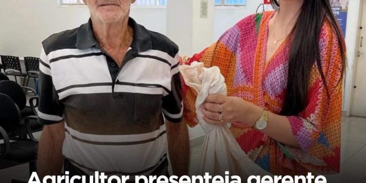 Agricultor presenteia a gerente de banco com uma galinha
