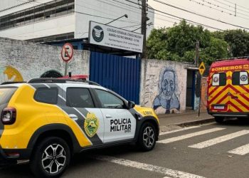Aluno leva cadeirada em uma sala de aula