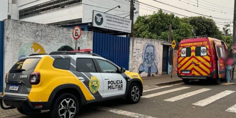 Aluno leva cadeirada em uma sala de aula