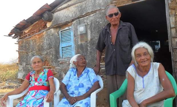 Aposentado de 90 anos tem três mulheres, 69 filhos e 100 netos
