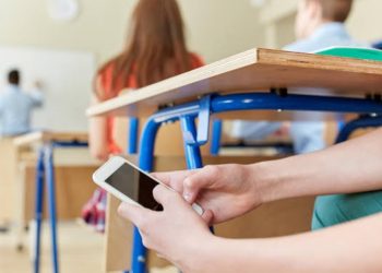Governo do Paraná proíbe celulares com estudantes durantes as aulas: “Dentro da mochila”, diz norma