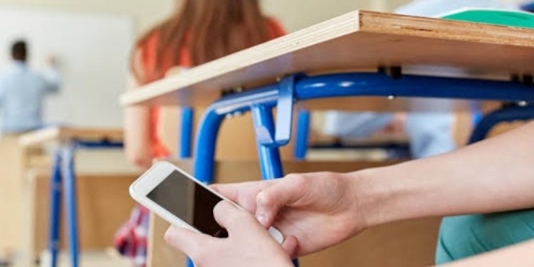 Governo do Paraná proíbe celulares com estudantes durantes as aulas: “Dentro da mochila”, diz norma