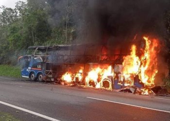 Incendiário ateia fogo em ônibus com mais de 40 passageiros durante viagem