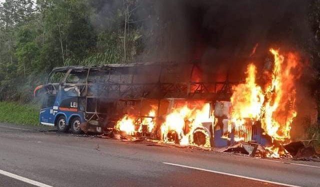 Incendiário ateia fogo em ônibus com mais de 40 passageiros durante viagem
