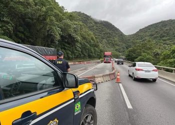 A pista sentido Litoral da BR-277 segue interditada sentido Litoral