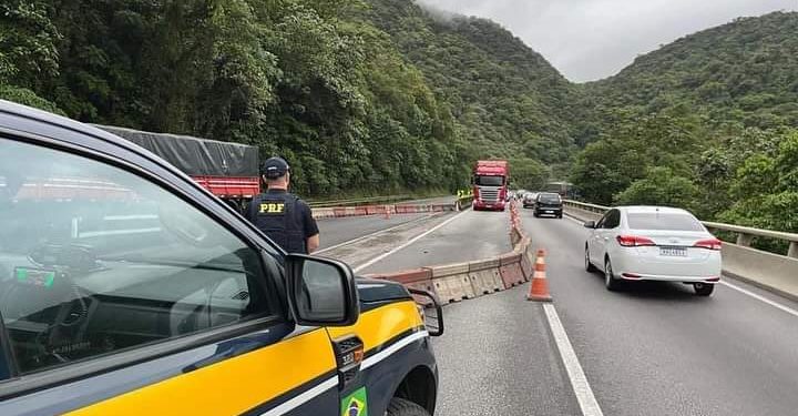 A pista sentido Litoral da BR-277 segue interditada sentido Litoral