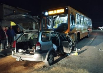 Motorista morre após bater carro de frente com ônibus em Curitiba