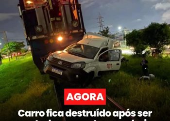 Carro é arrastado por trem em Curitiba
