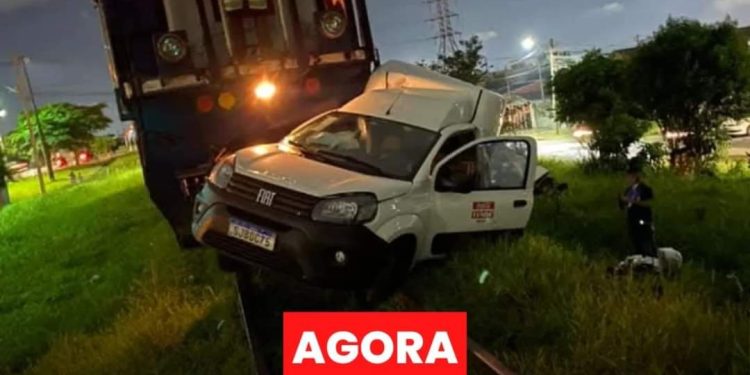 Carro é arrastado por trem em Curitiba