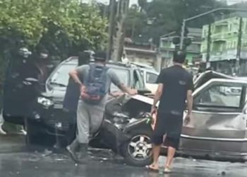 Batida de carros deixa um ferido em Almirante Tamandaré.