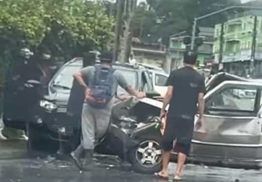 Batida de carros deixa um ferido em Almirante Tamandaré.