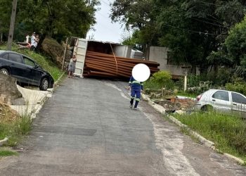 Caminhão carregado de Tubos tomba em Almirante Tamandaré