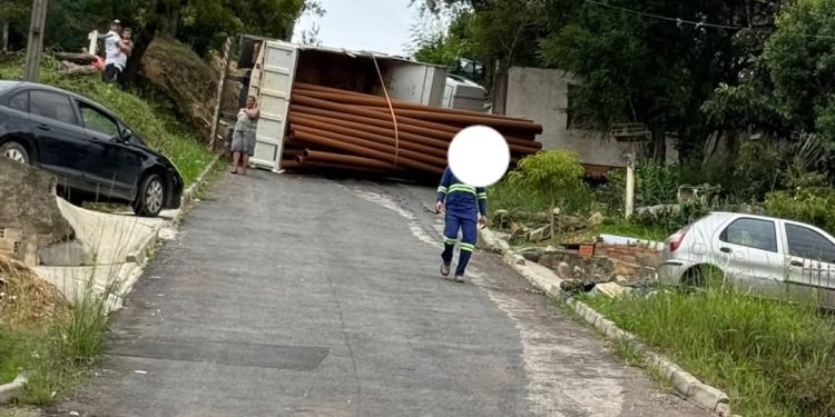 Caminhão carregado de Tubos tomba em Almirante Tamandaré