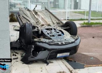 Motorista morre na hora após bater carro contra poste no Jardim das Américas; veículo foi dividido em dois