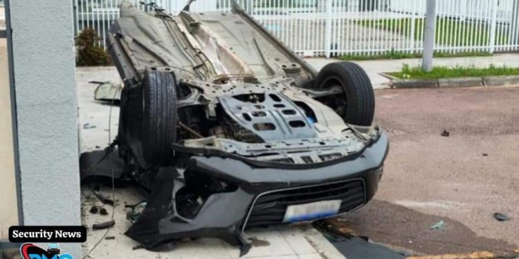 Motorista morre na hora após bater carro contra poste no Jardim das Américas; veículo foi dividido em dois