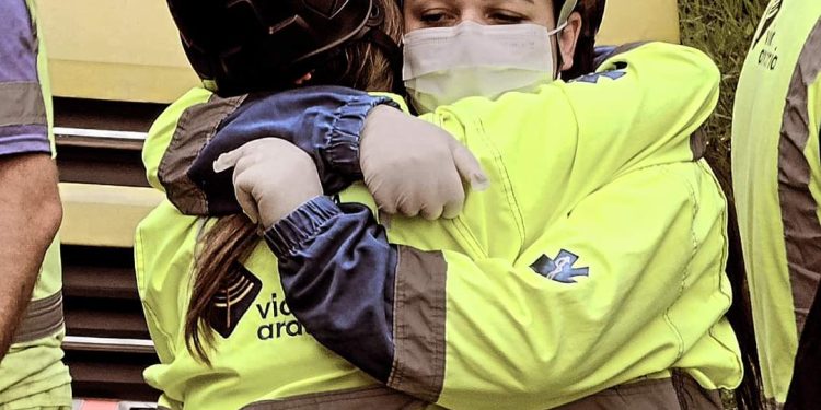 Duas socorristas se abraçam em uma batalha pela vida