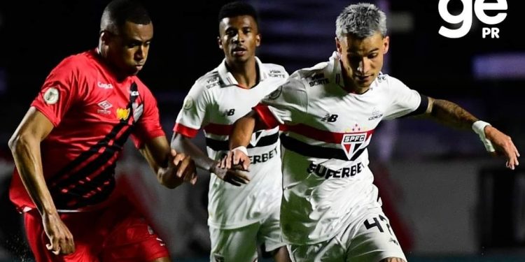 Athletico-pr leva gol no fim e se afunda na zona de rebaixamento