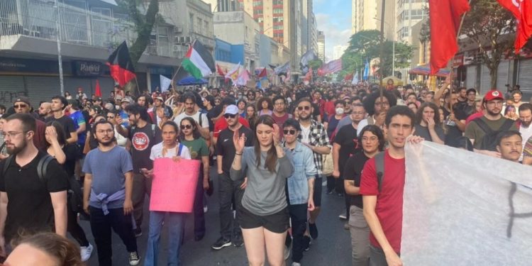 Trabalhadores de Curitiba protestam pelo fim da escala 6×1