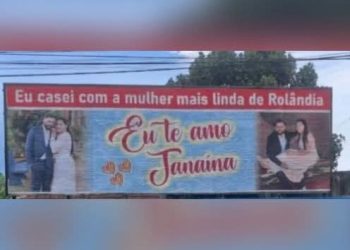Após dois meses de união marido se declara no outdoor