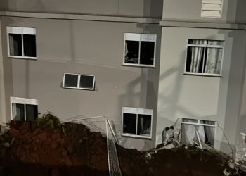 Muro desaba e atinge apartamentos