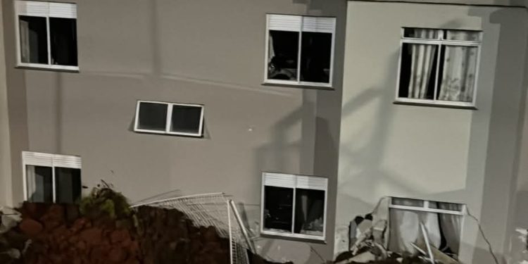 Muro desaba e atinge apartamentos