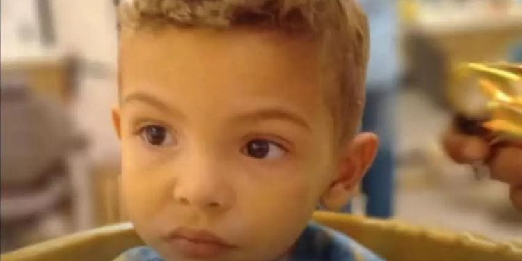 Menino de 4 anos é morto a tiros, e pai acusa mãe de emboscada.