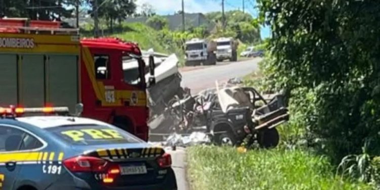 Um casal de idosos morreu em um acidente entre uma caminhonete e dois caminhões na BR-163,