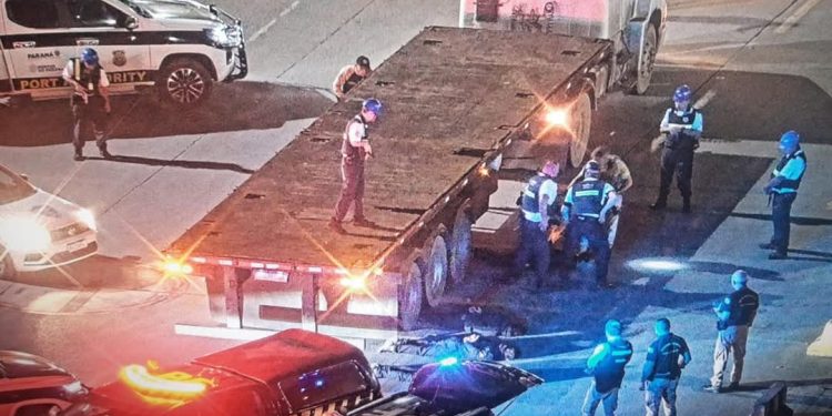🔴 POLÍCIA FEDERAL EM PARANAGUÁ EFETUA CINCO PRISÕES EM FLAGRANTE POR TRÁFICO INTERNACIONAL DE DROGAS
