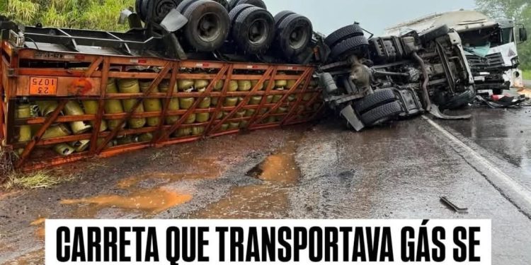 Acidente deixa duas pessoas em óbitos