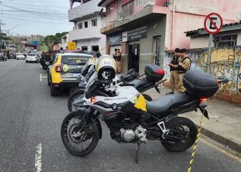 Homem é morto após atirador invadir barbearia no Prado Velho.