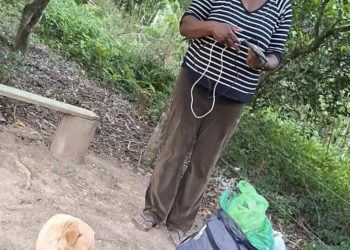 Mulher está precisando de ajuda