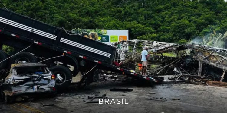 Brasil | 21 mortos em acidente entre ônibus e carreta