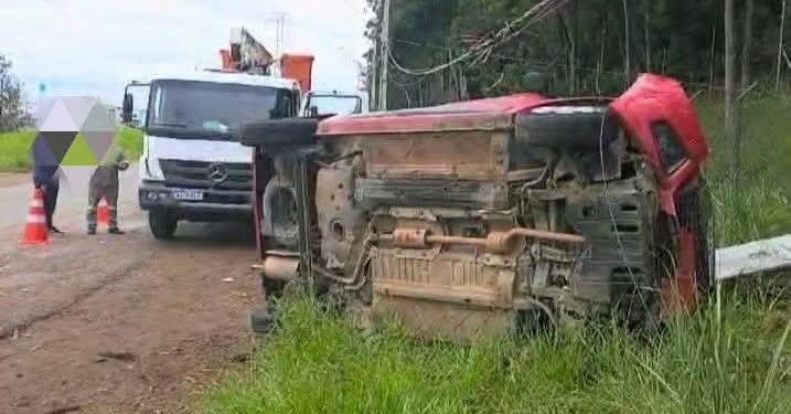 Curitiba | Mulher fica ferida após capotar carro na CIC
